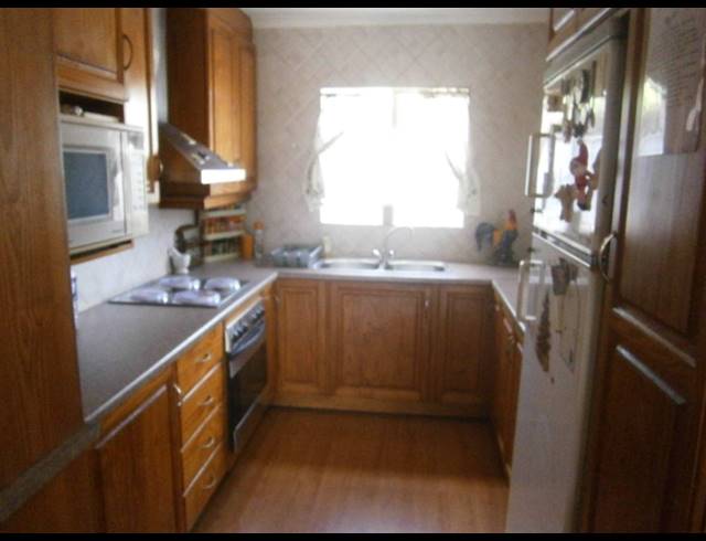 2 BEDROOM TOWNHOUSE FOR SALE IN ALBERTSDAL